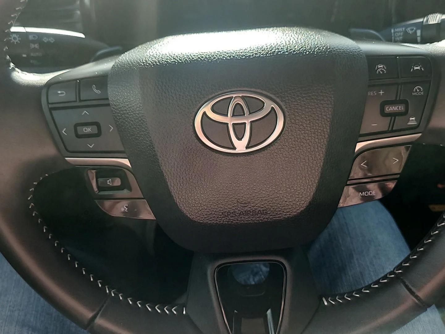 Used 2025 Ice Cap Toyota SE image 6