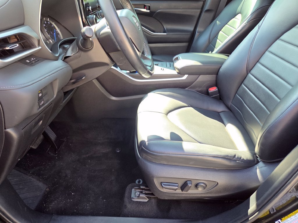 Used 2022 Midnight Black Metallic Toyota Hybrid XLE image 6