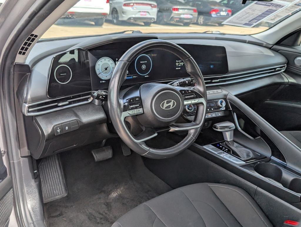 Used 2025 Silver Hyundai SEL Convenience image 4