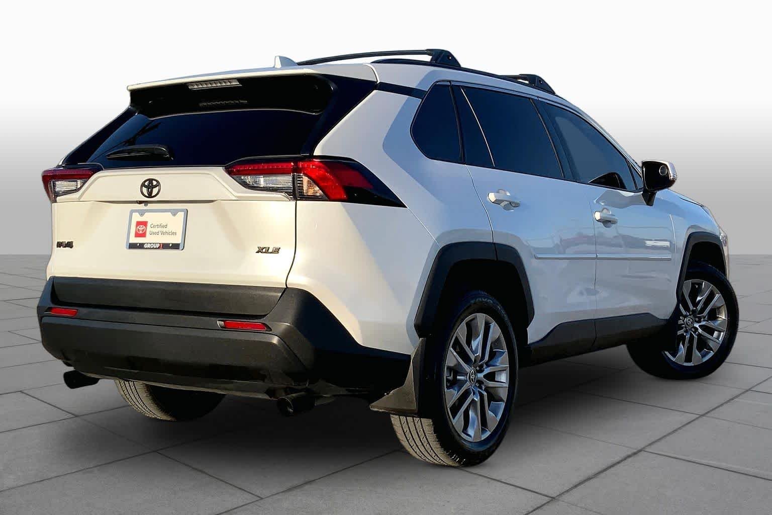 Used 2025 Wind Chill Pearl Toyota XLE Premium image 13