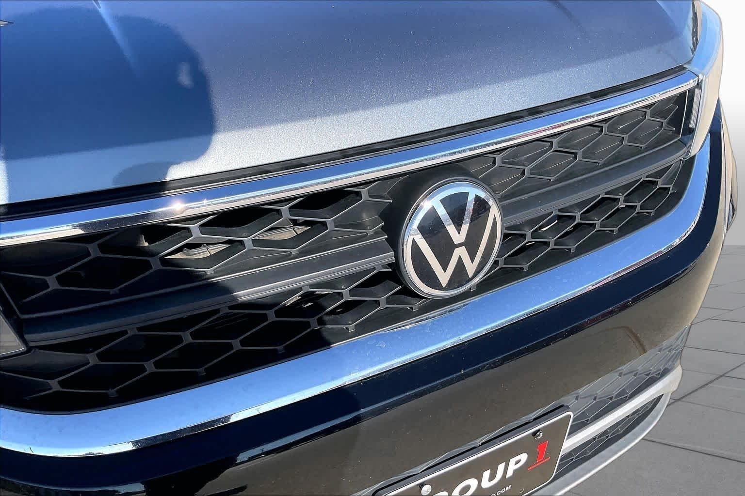 Used 2022 Platinum Gray Metallic Volkswagen SE image 29