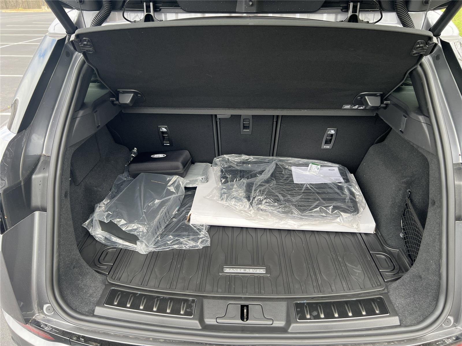 New 2026 Eiger Grey Land Rover Dynamic SE image 32