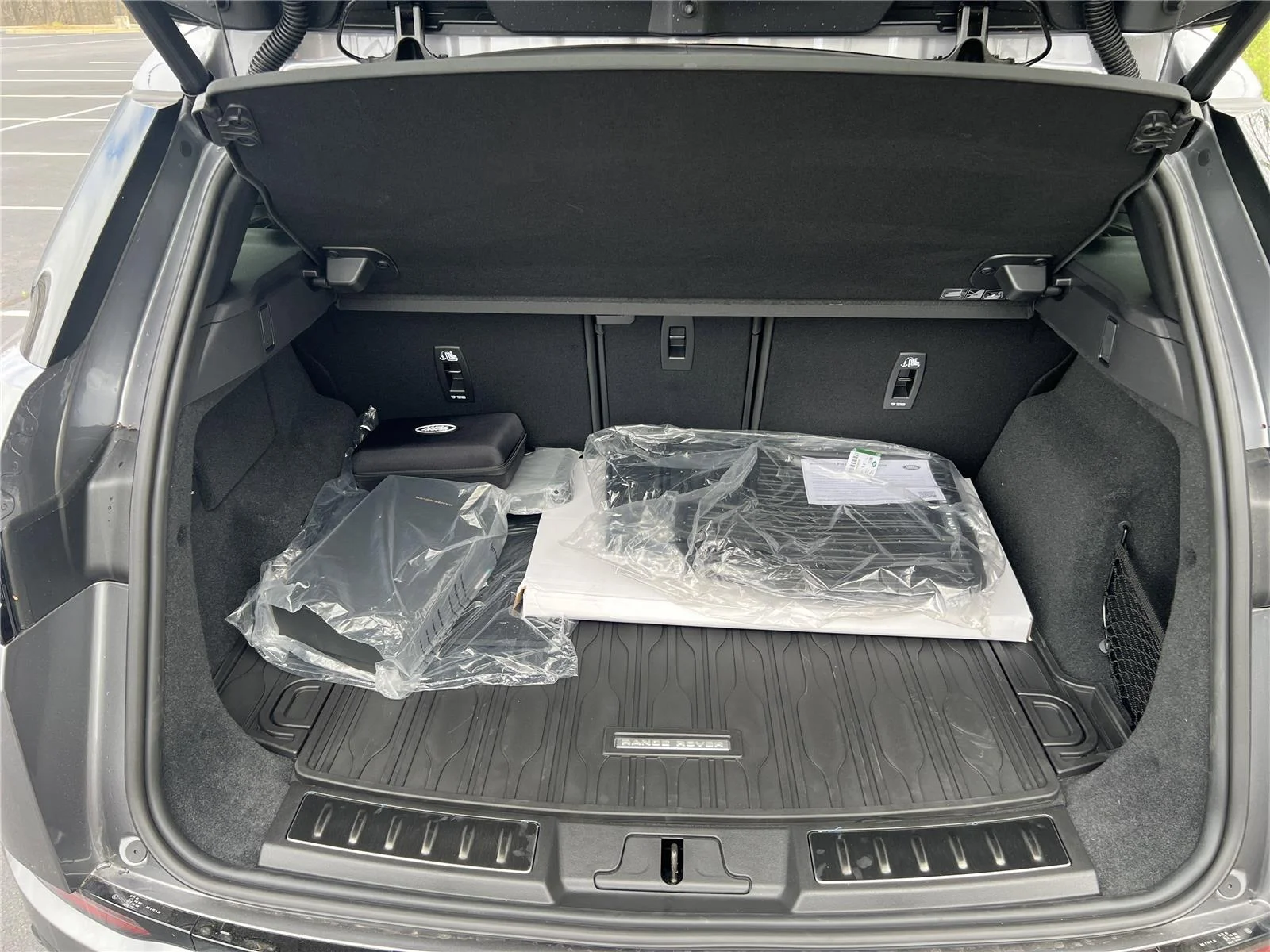 New 2026 Eiger Grey Land Rover Dynamic SE image 32