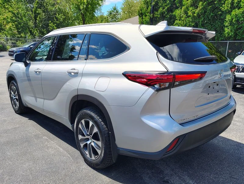 Used 2022 Silver Toyota XLE image 6