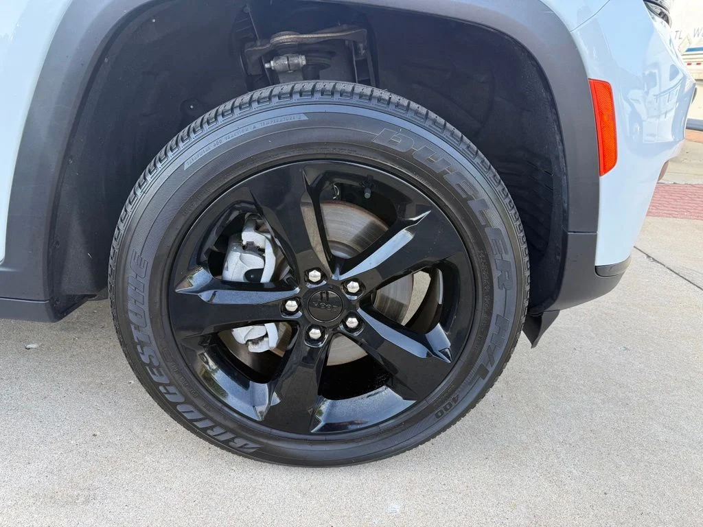 Used 2023 White Jeep Altitude image 10