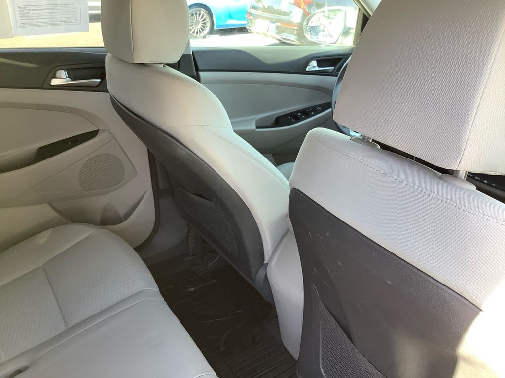 Used 2020 White Hyundai SE image 17
