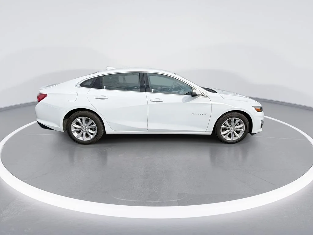 Used 2021 White Chevrolet LT image 9