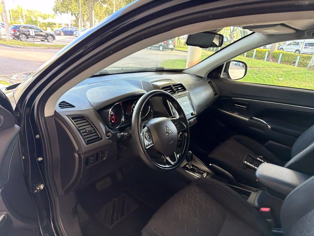 Used 2020 Black Mitsubishi  image 7