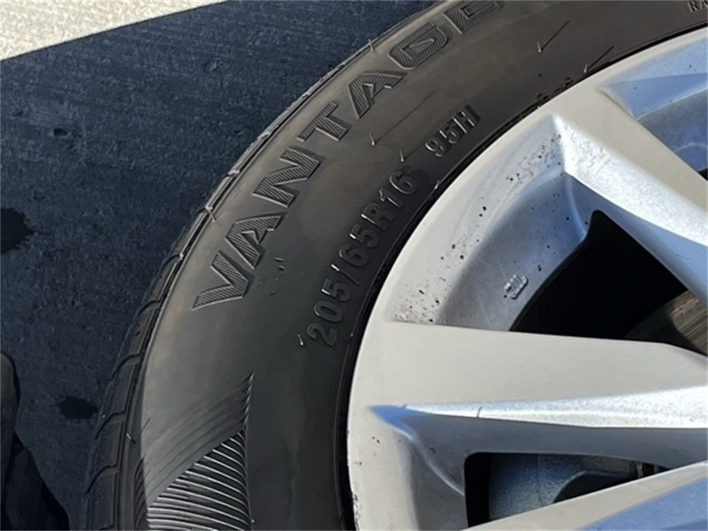 2025 Toyota Camry LE photo 4