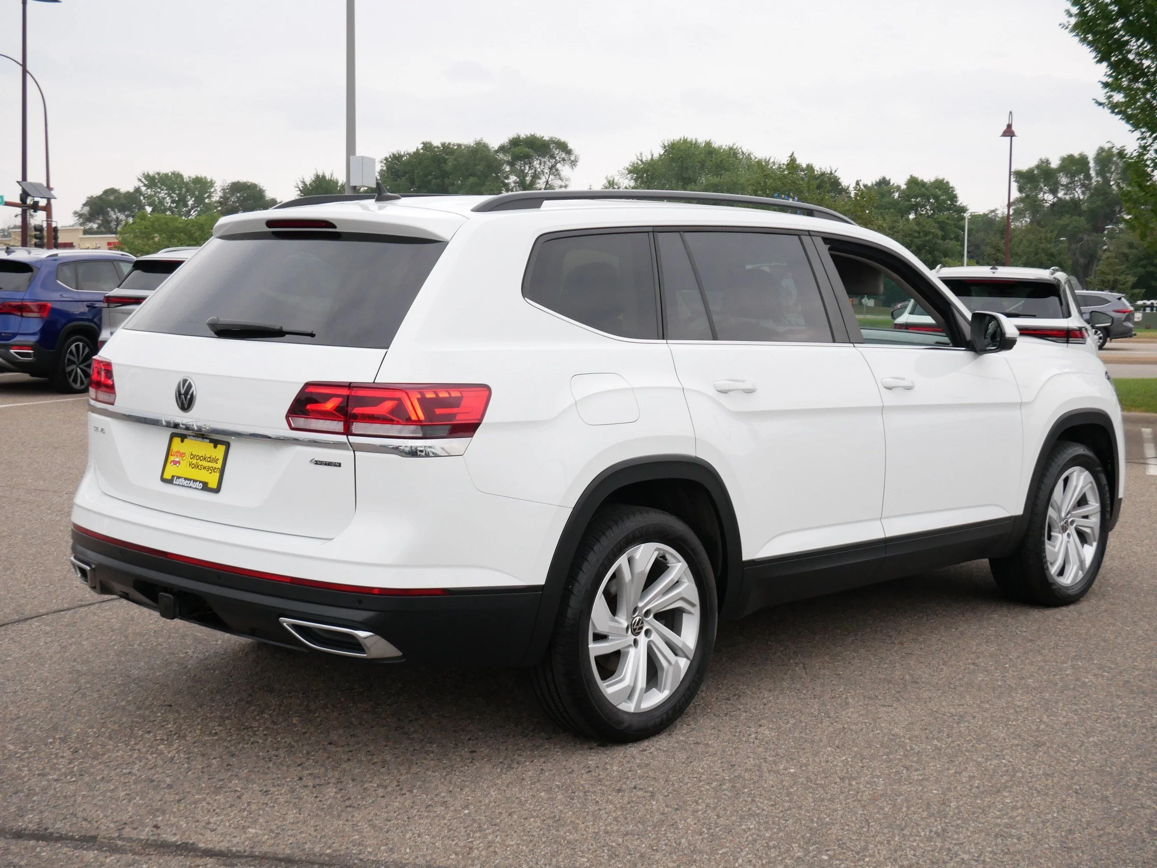 Used 2023 Pure White Volkswagen 3.6L V6 SE w/Technology image 7