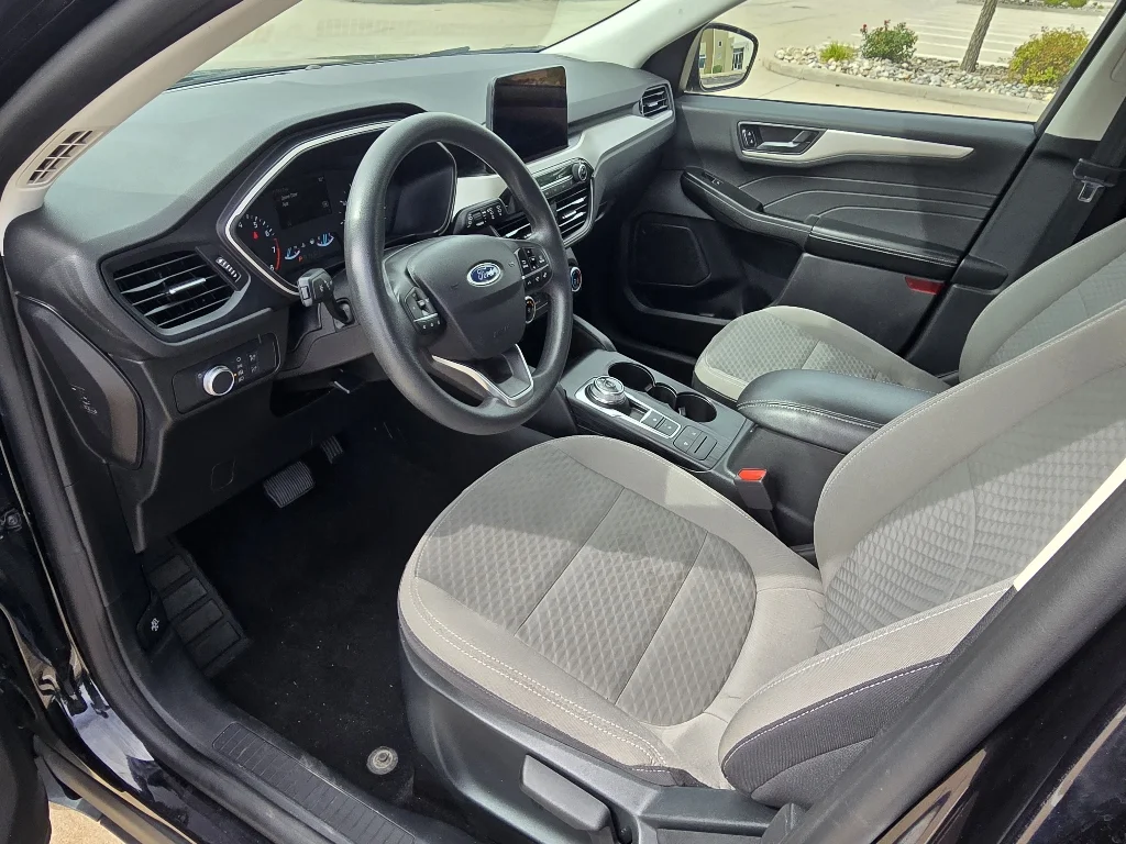 Used 2022 Agate Black Metallic Ford SE image 25