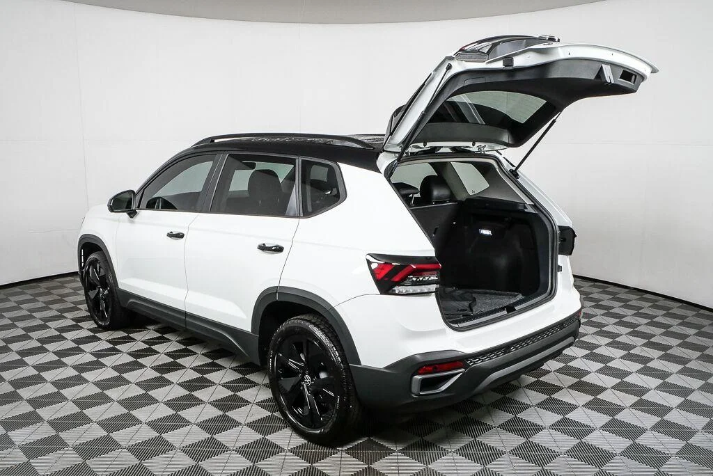 New 2026 Pure White w/Deep Black Roof Volkswagen SE Black image 32