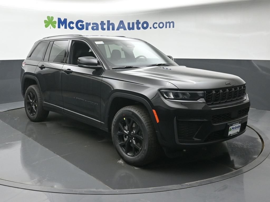 New 2026 Diamond Black Crystal Pearlcoat Jeep Altitude image 2