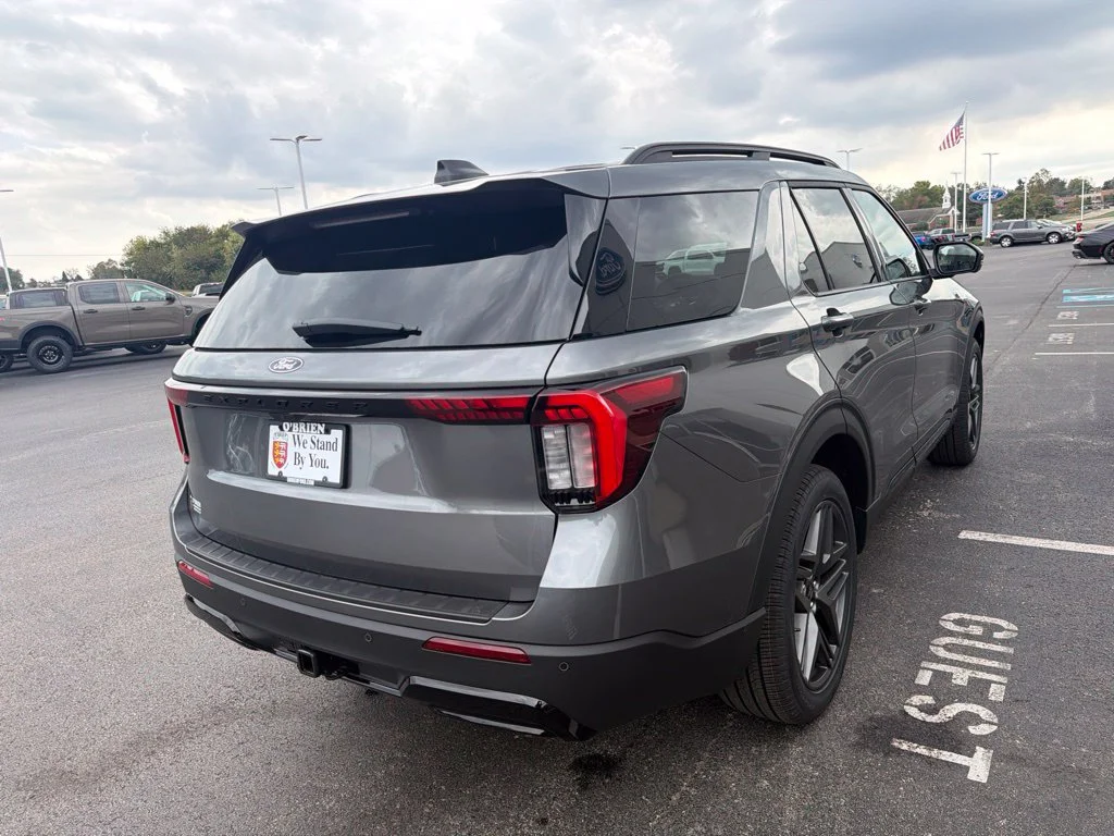 New 2027 Carbonized Gray Metallic Ford ST-Line image 5