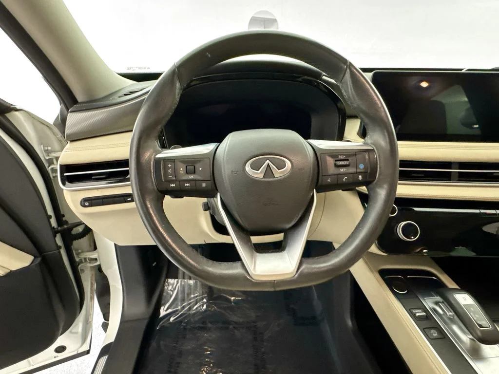 Used 2022 White INFINITI LUXE image 11