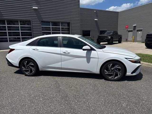 Certified Used 2025 White Hyundai SEL Convenience image 3