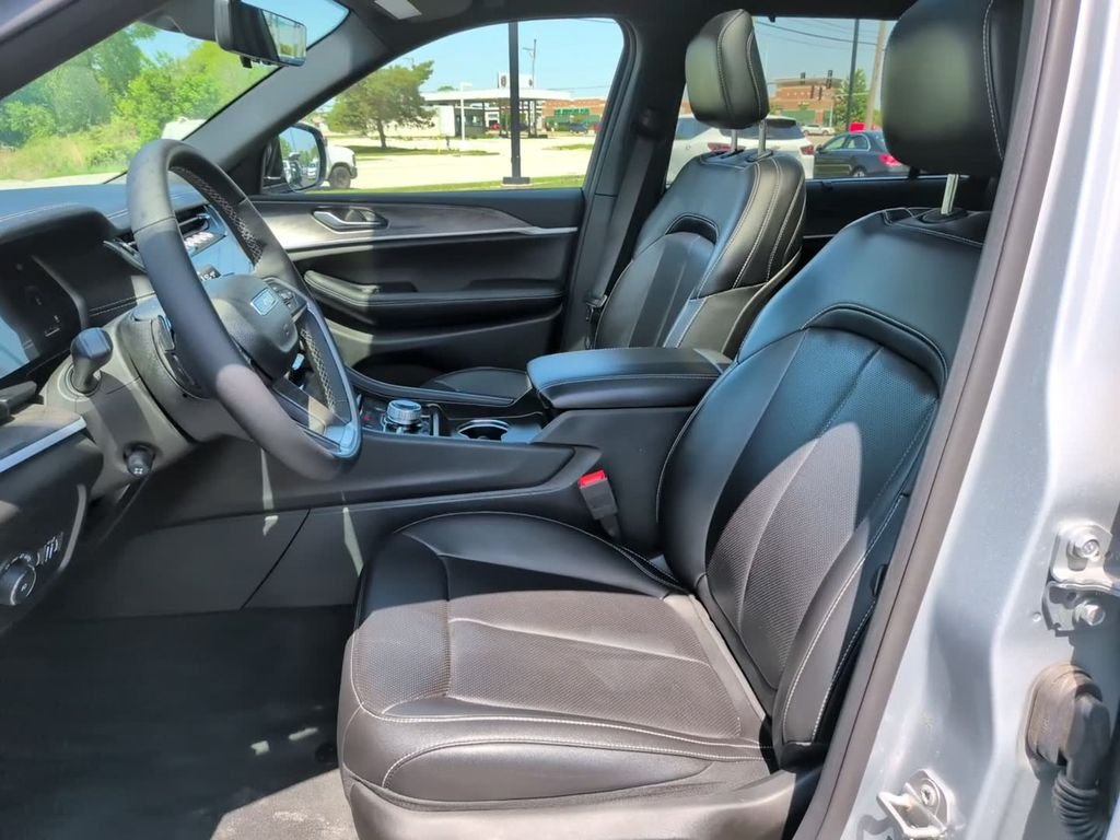 Used 2025 Silver Jeep Limited image 20