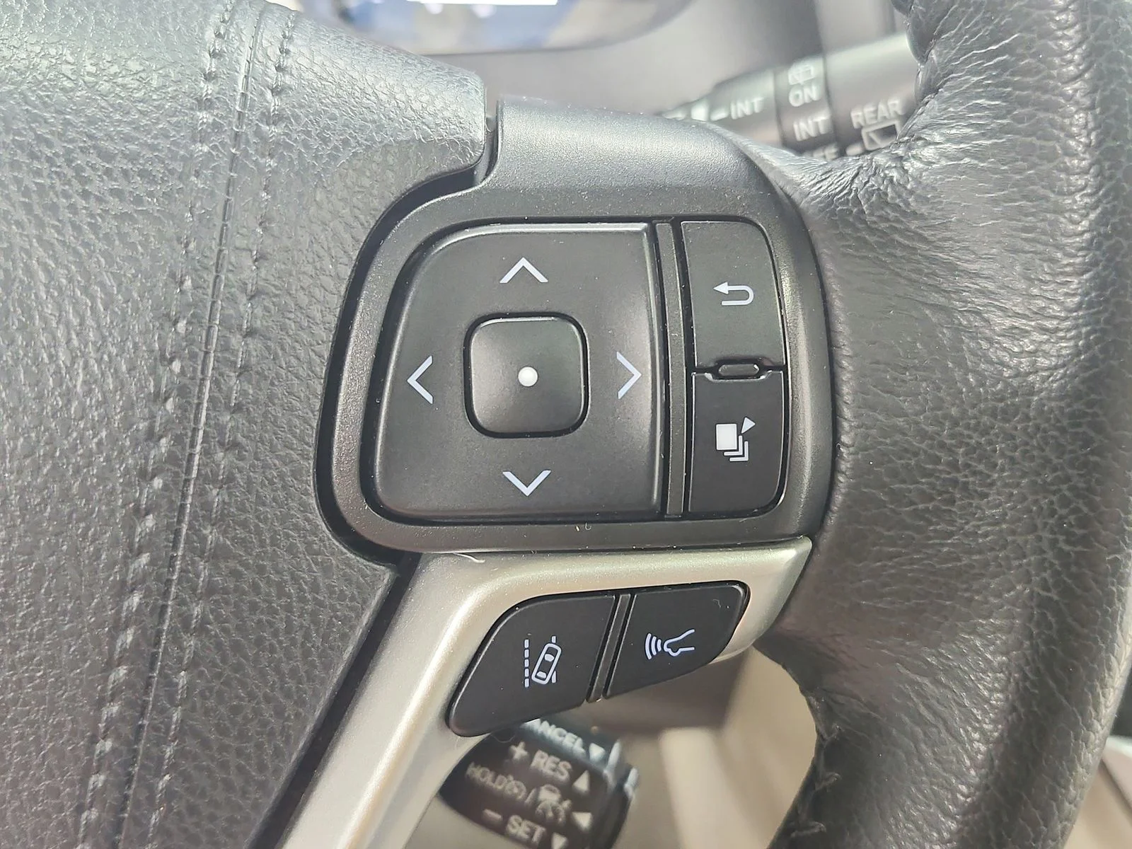 Used 2020 Green Toyota XLE Premium image 26