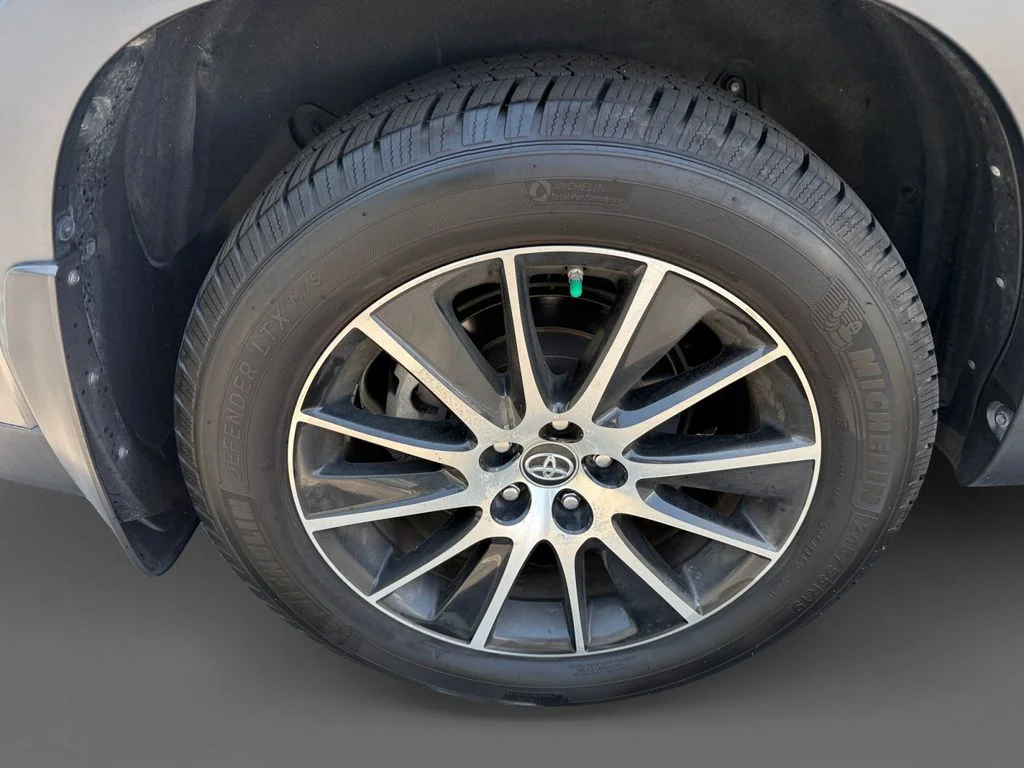 Used 2018 Gray Toyota SE image 10