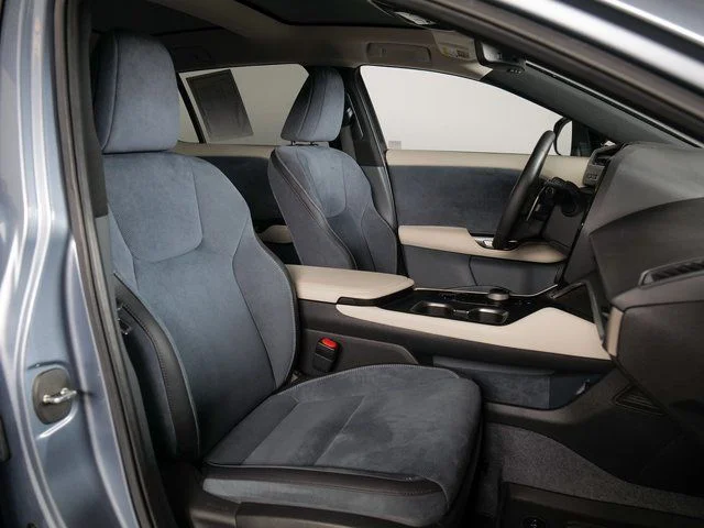 Used 2023  Lexus 450e Luxury image 3