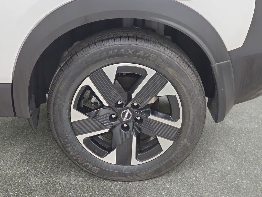 Used 2025 Aspen White Tricoat Nissan SV image 31