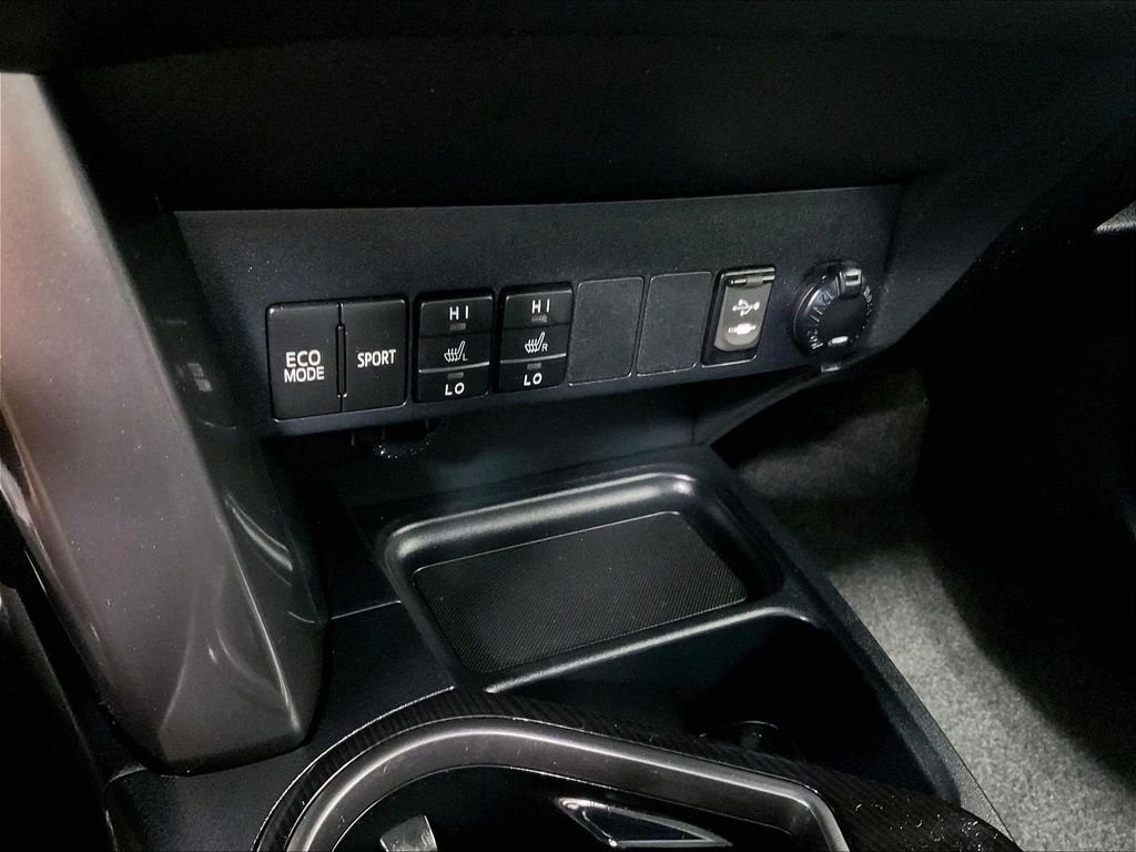 Used 2018 Silver Toyota SE image 27