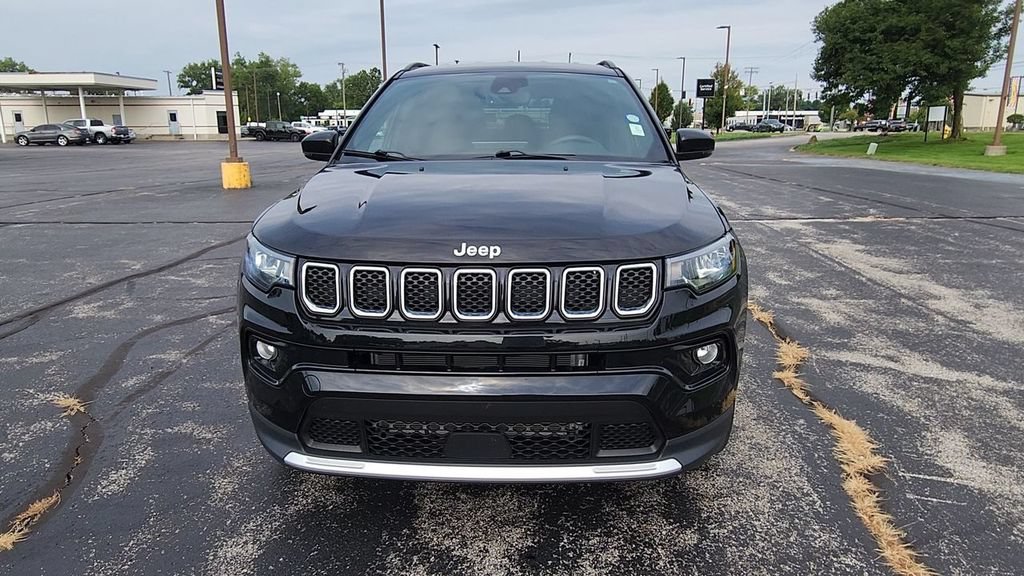 Used 2023  Jeep Limited image 3