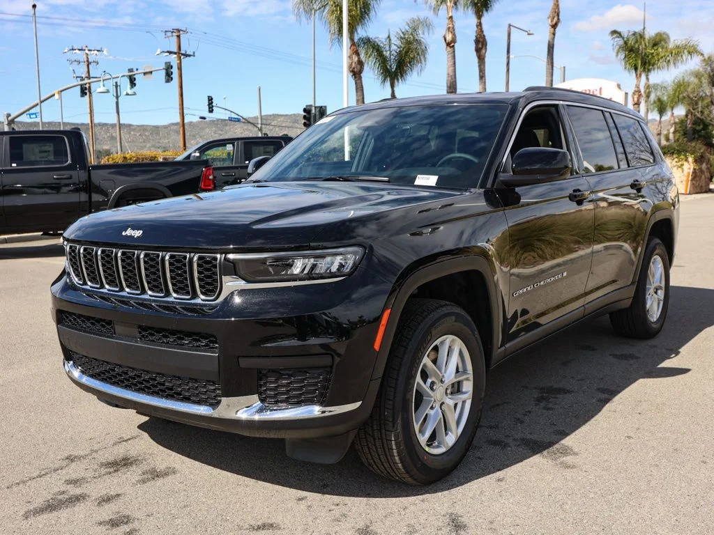 New 2026 Diamond Black Crystal Pearl-Coat Exterior Paint Jeep Laredo image 7