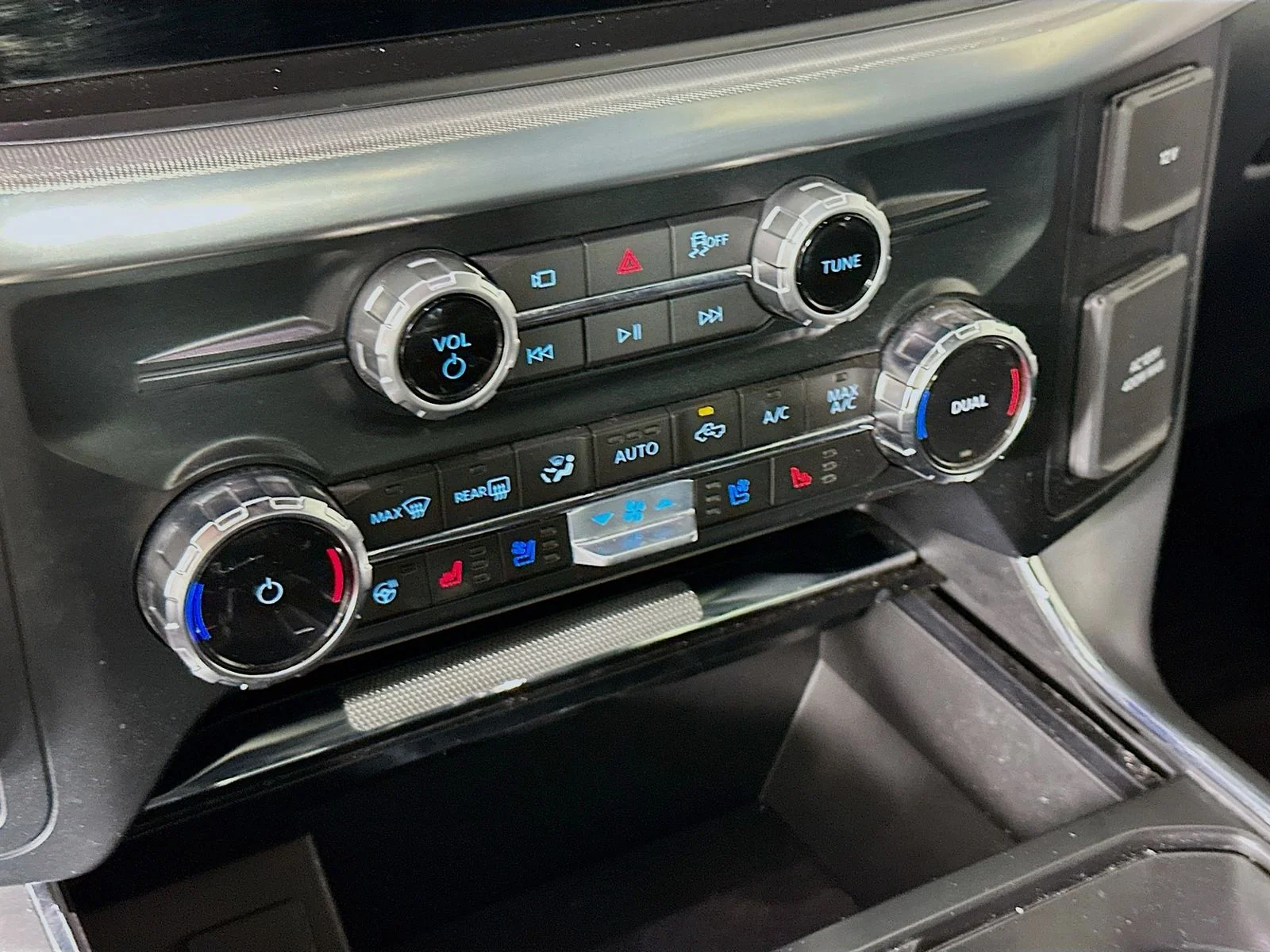 Used 2025 Oxford White Ford Lariat image 16