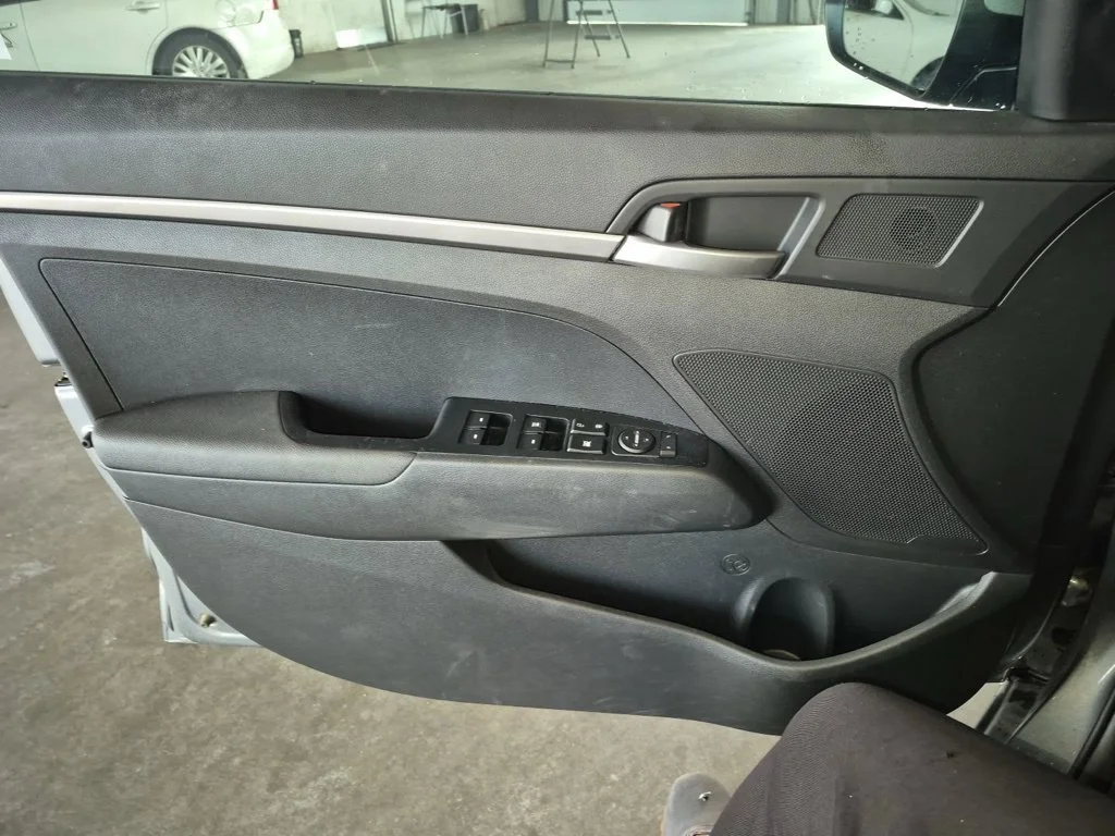Used 2018 Gray Hyundai SE image 19