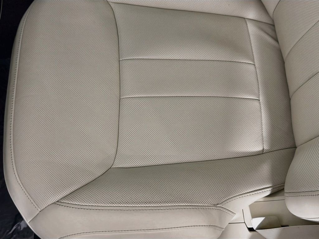 Certified Used 2024 White Land Rover Autobiography image 20