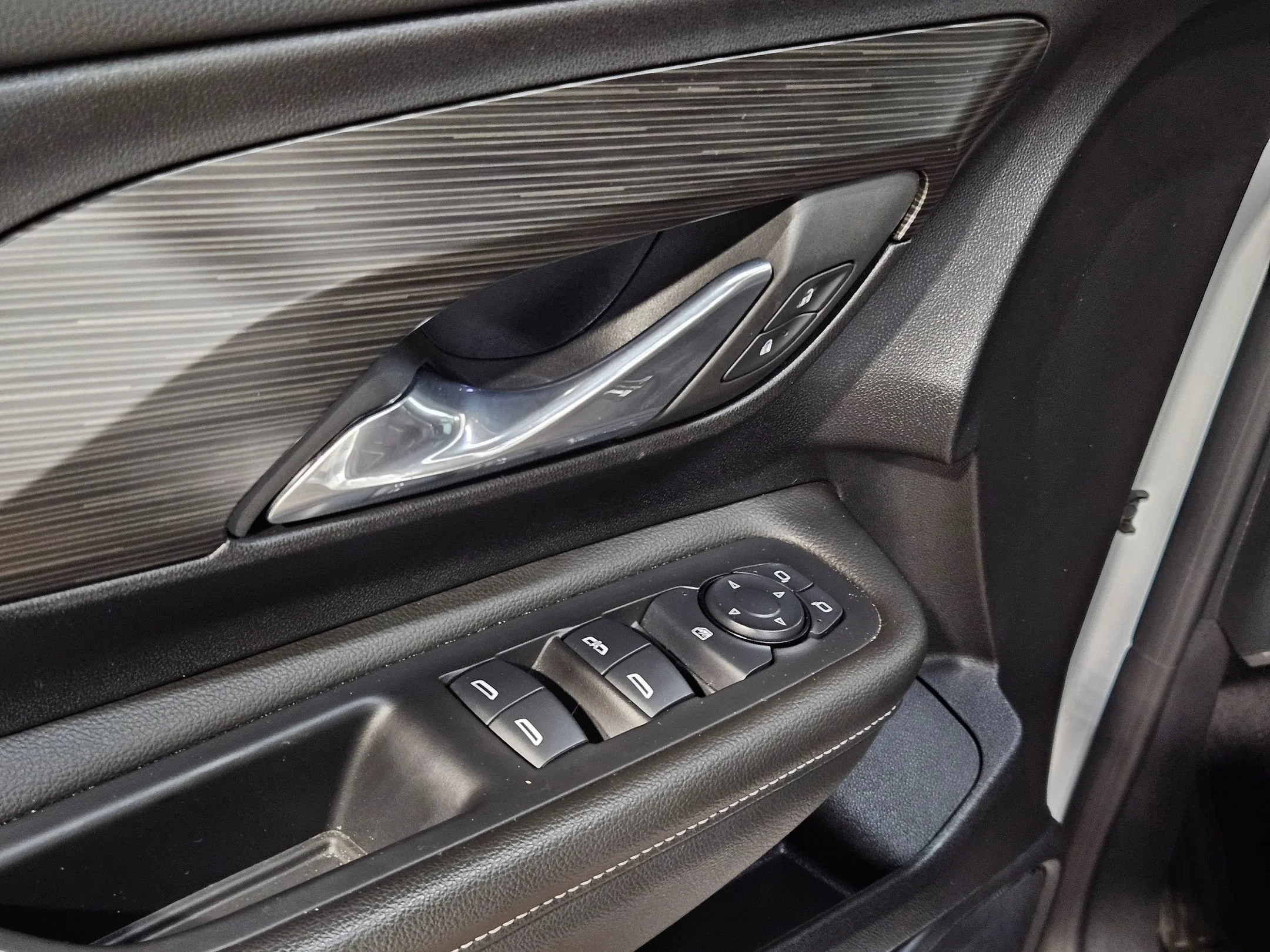 Used 2024 Summit White GMC SLE image 21