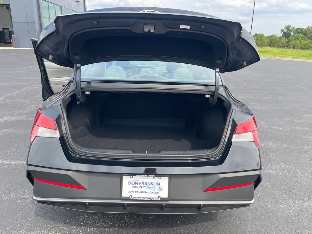2025 Hyundai Elantra SE - Photo 9