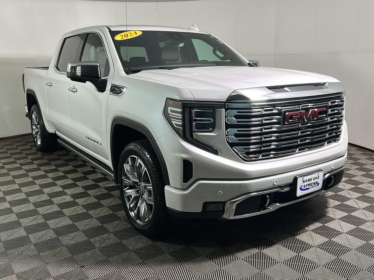 Used 2024 White Frost Tricoat GMC Denali image 5