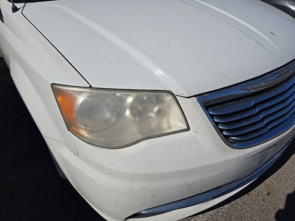 Used 2012 White Chrysler Touring image 13