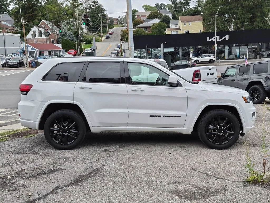 Used 2021 White Jeep Laredo X image 4