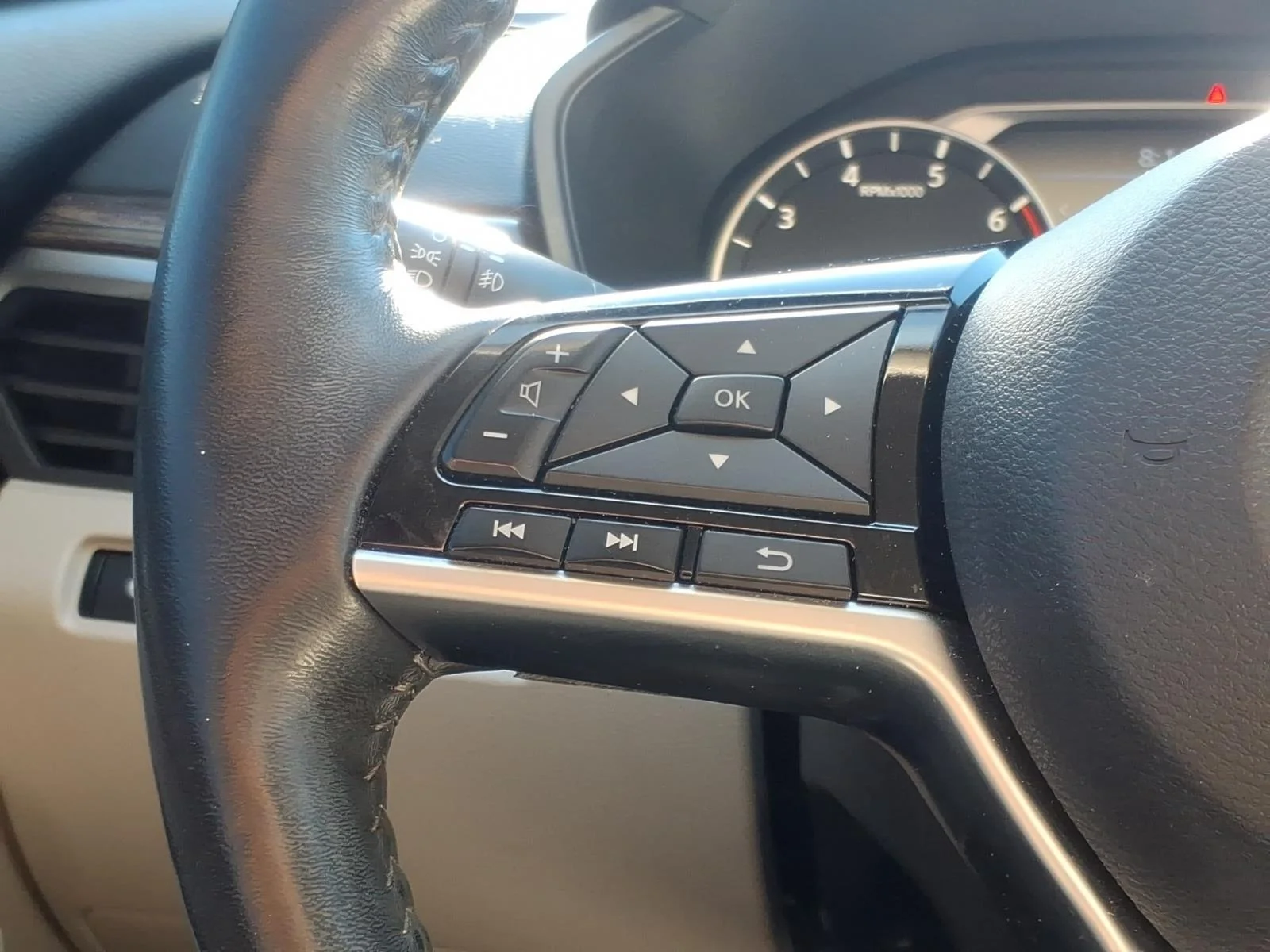 Used 2020 Pearl White Tricoat Nissan 2.0 Platinum image 29