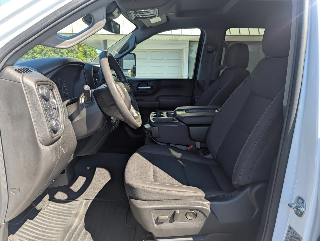 Used 2024 White Chevrolet Custom image 10