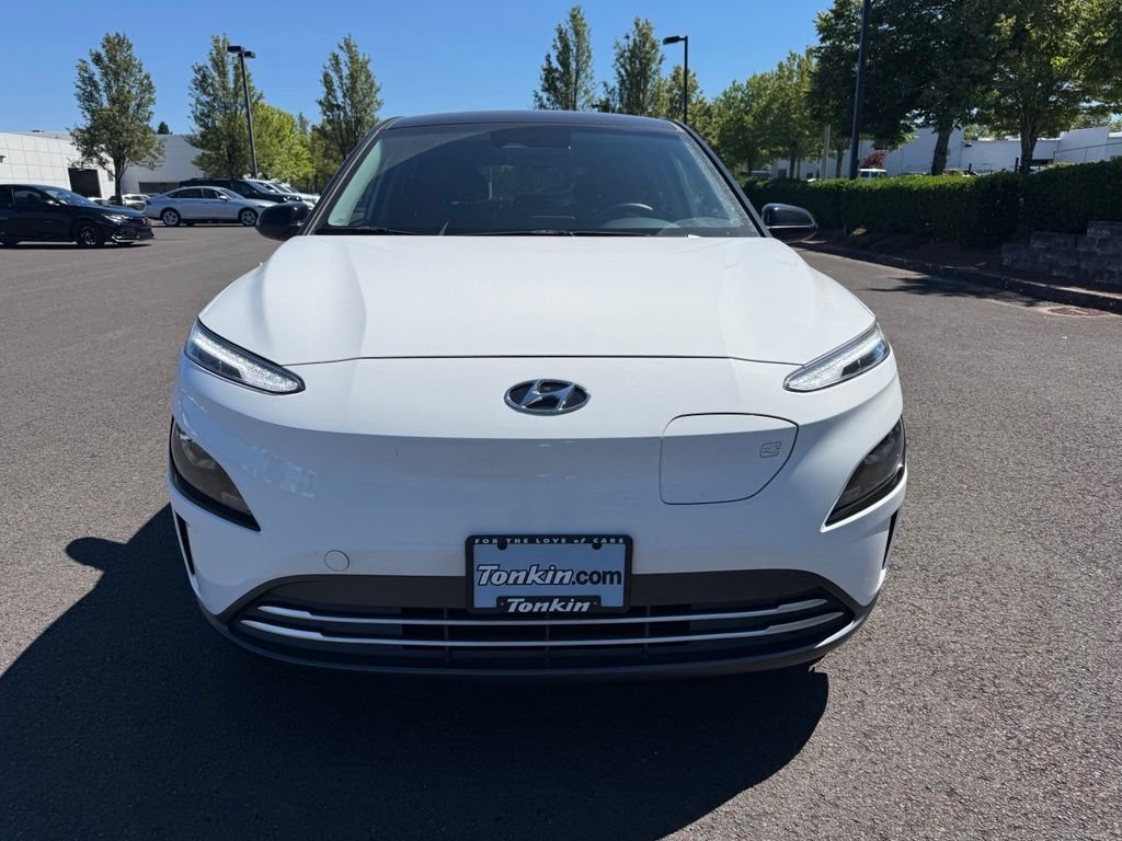 Used 2023 Lunar White w/Black Roof Hyundai SE image 2