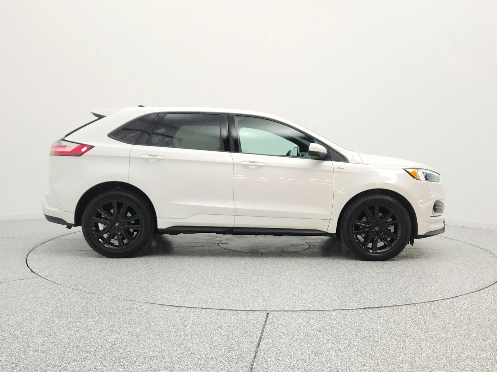 Used 2022 Star White Metallic Tri-Coat Ford ST-Line AWD image 4