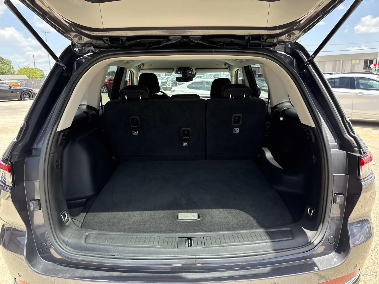 Used 2024 Baltic Gray Metallic Clearcoat Jeep Laredo image 8