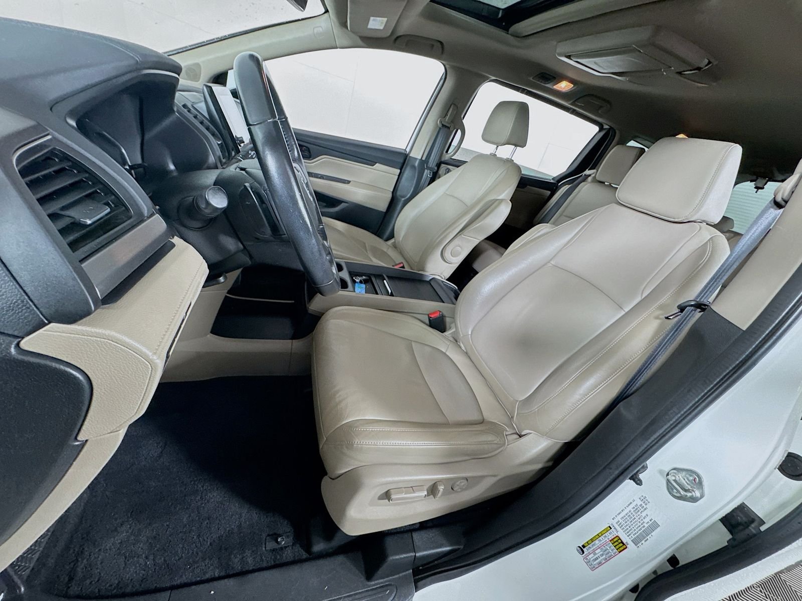 Used 2019 White Diamond Pearl Honda EX-L image 12