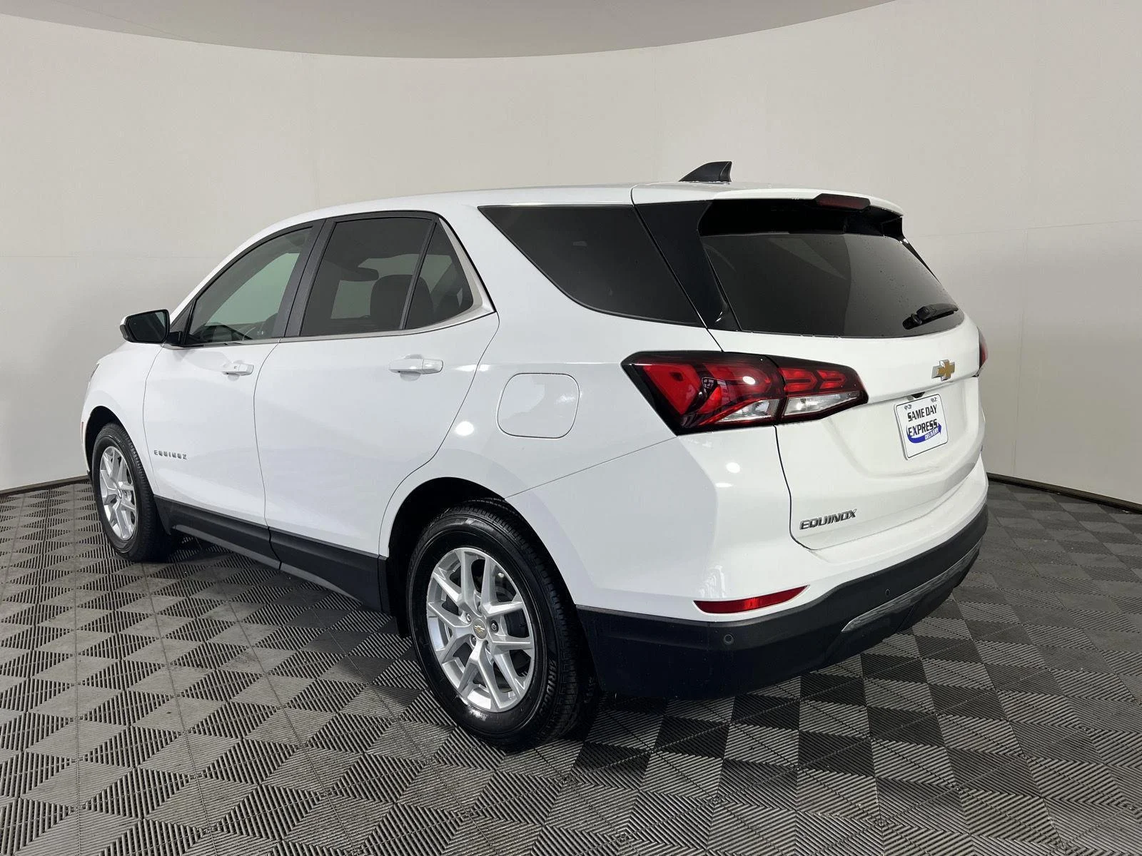 Used 2024 Summit White Chevrolet LT image 27