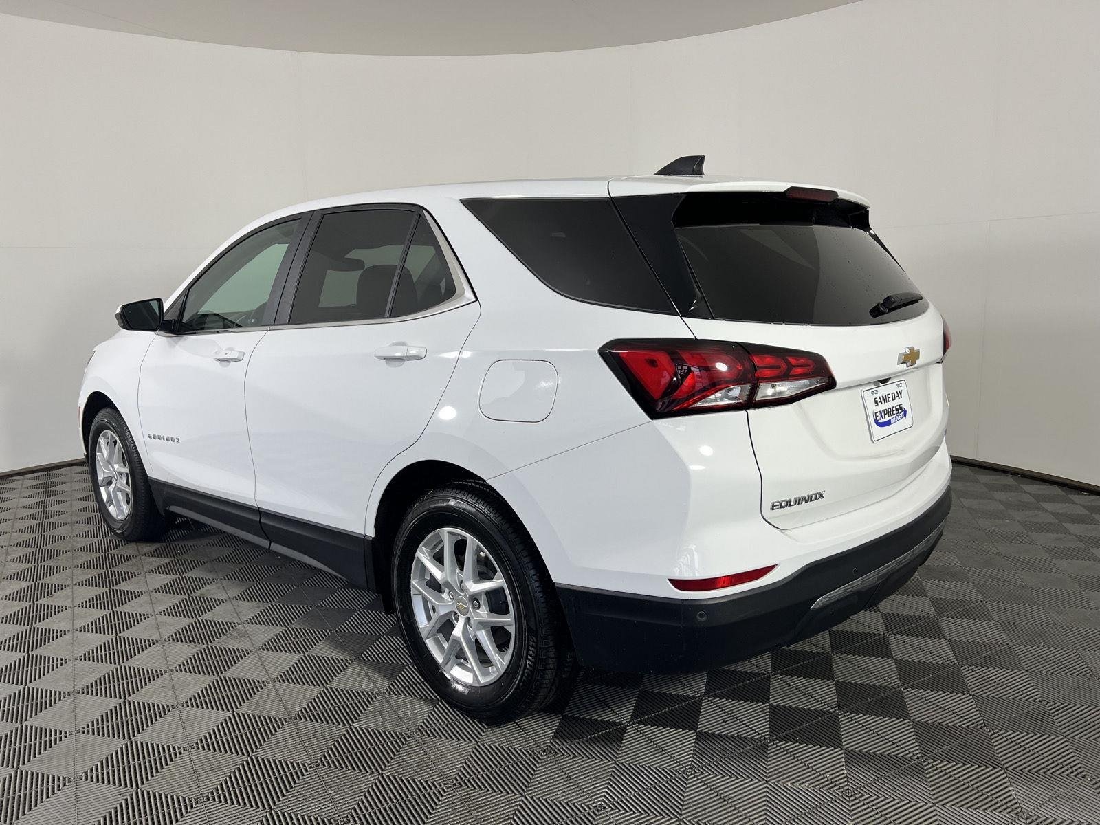 Used 2024 Summit White Chevrolet LT image 27