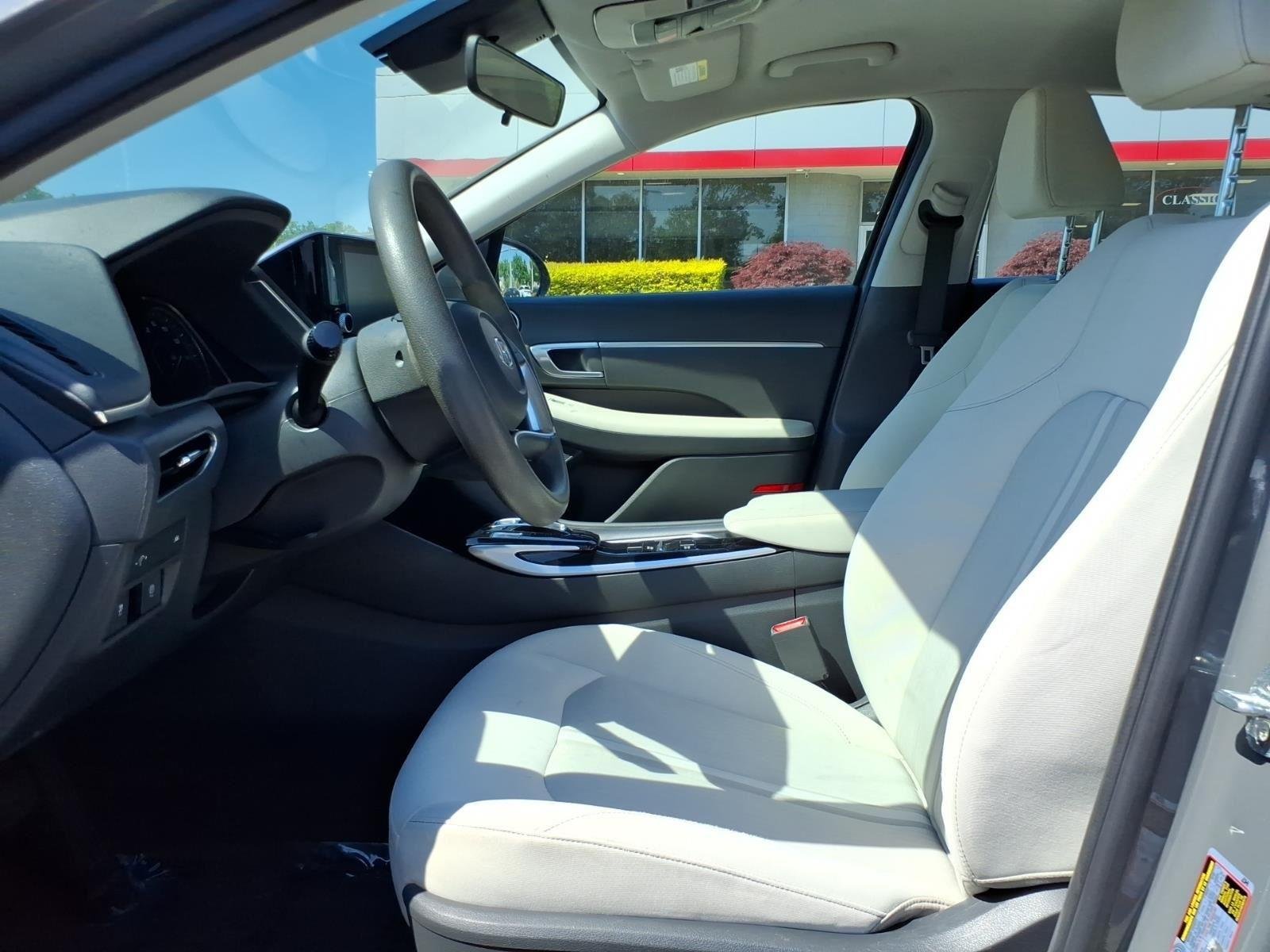 Used 2022 Hampton Gray Hyundai SEL image 11
