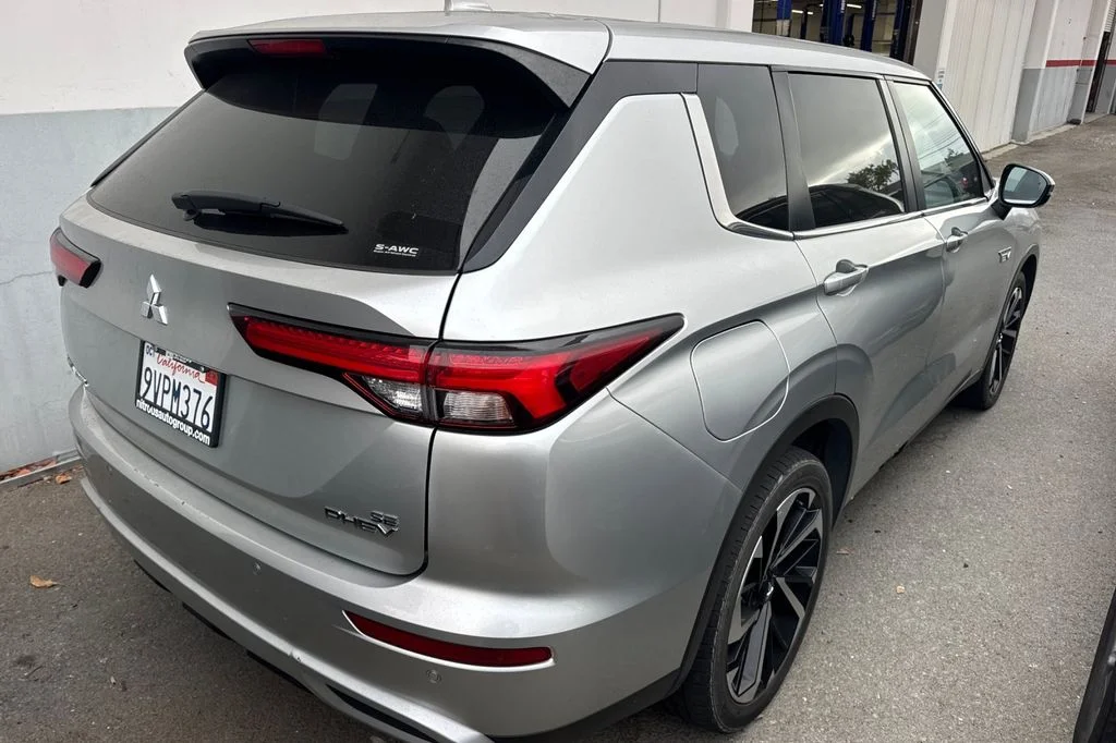 Used 2023 Silver Mitsubishi SE image 5
