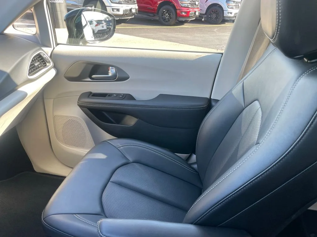 2024 Chrysler Pacifica Touring L - Photo 20