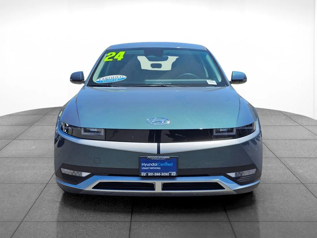 Used 2024 Green Hyundai SE image 1