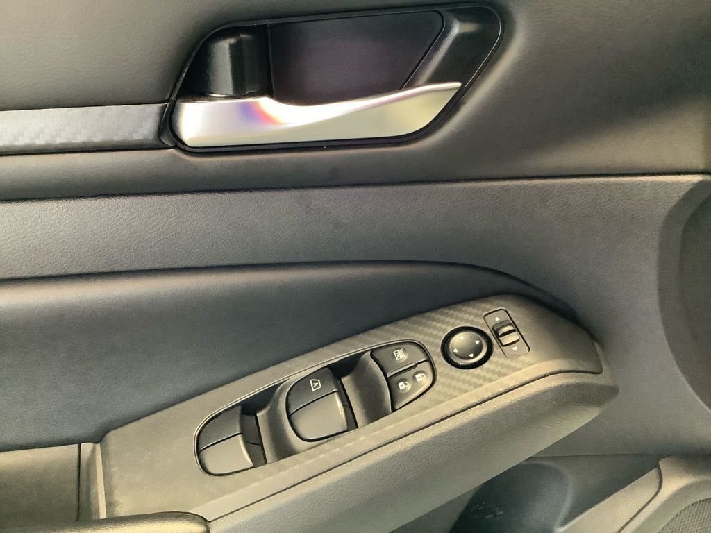 Used 2025 White Nissan 2.5 SV image 12