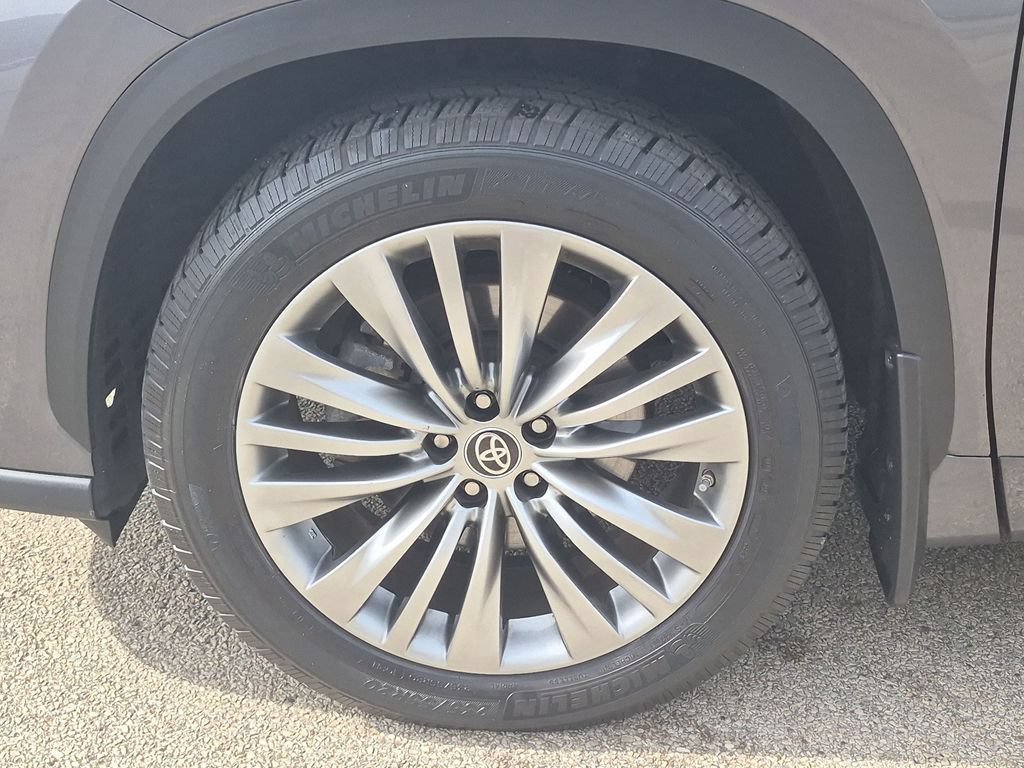 Used 2021 Gray Toyota Platinum image 15
